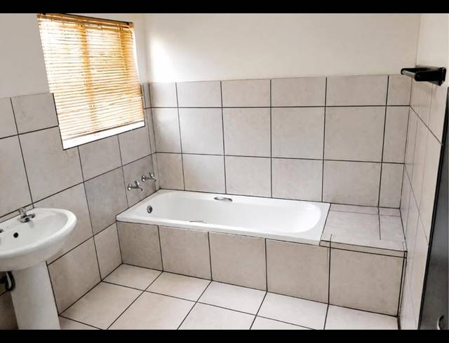 8 BEDROOM PROPERTY TO RENT IN DIE BULT